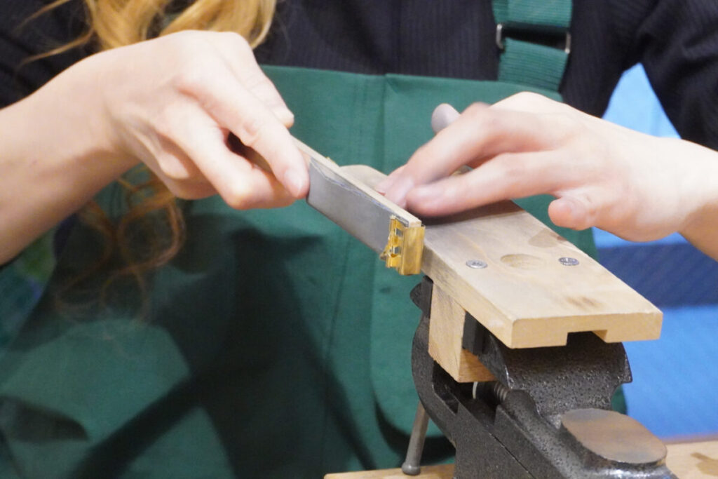 結婚指輪を丁寧に紙やすりを使って研磨