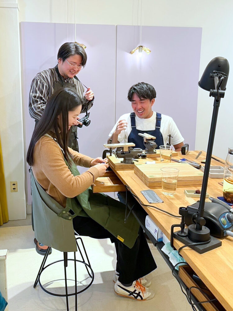 カップルの制作をデザイナー(職人)がサポートする様子