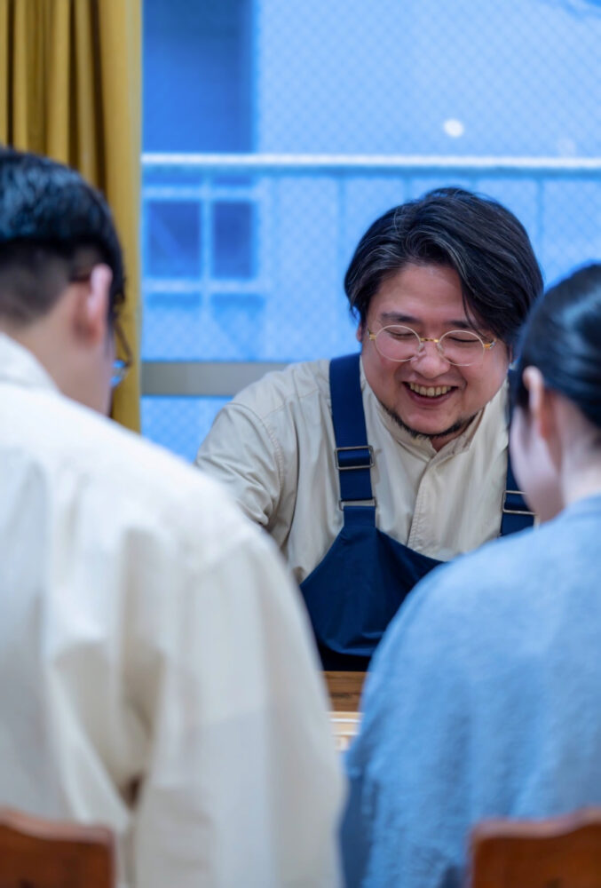 デザイナー兼職人の林がカップルに説明している所