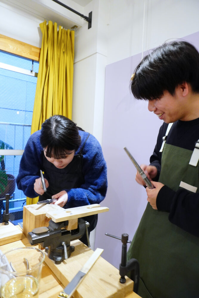 ハンマーで模様をつけているカップル