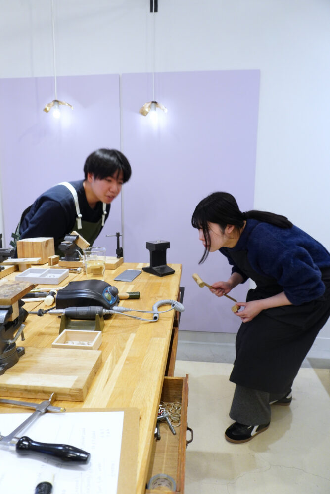 結婚指輪を制作しているカップル