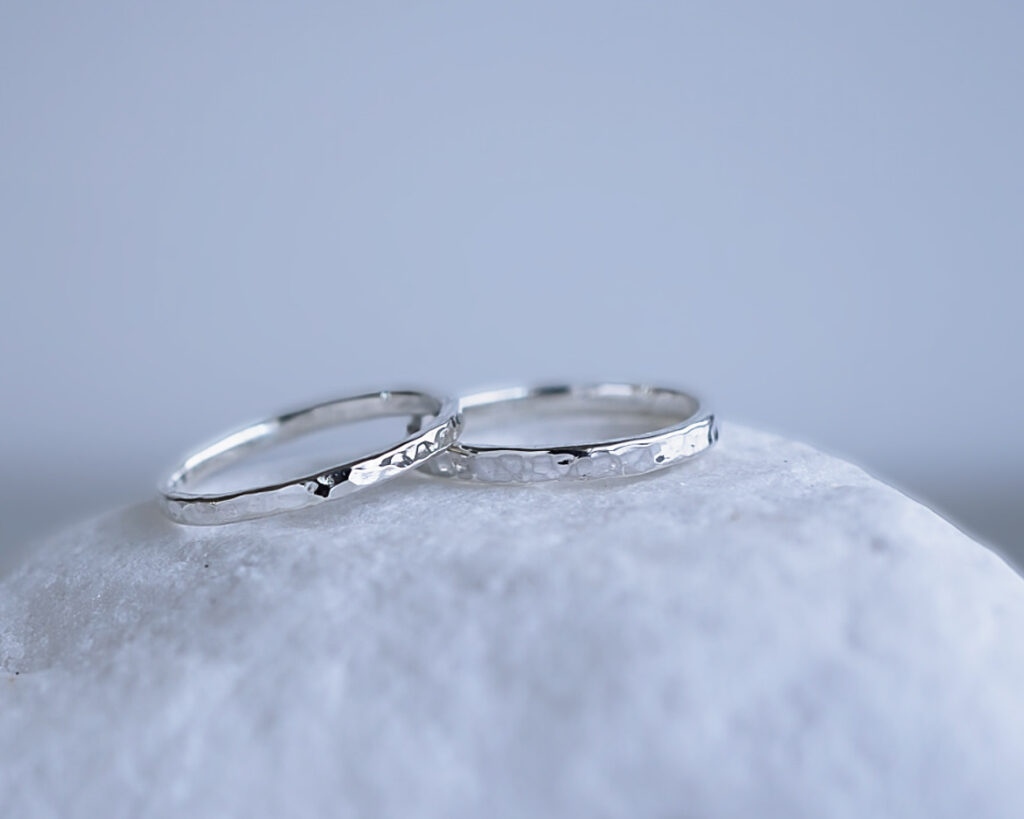 金槌で叩いた模様の手作り結婚指輪