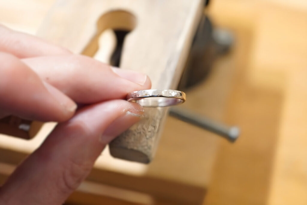 ハンマーでたたいた模様。
彼女さんの思いの詰まった結婚指輪