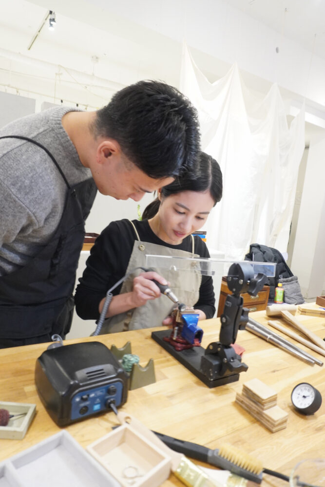 ピカピカに磨いた結婚指輪に感動するカップル