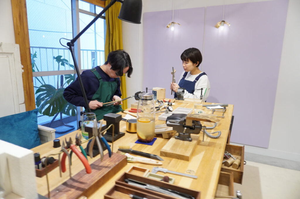 ハンマーでリングを叩いている様子