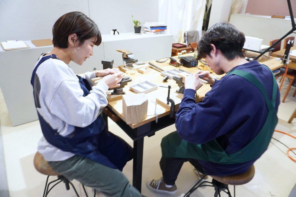 福岡の結婚指輪の手作りが出来る工房デコレイトミーでリングを制作している様子
