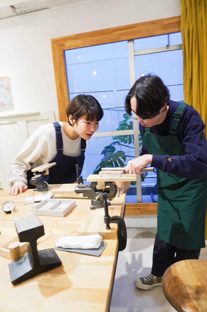 金槌でリングに模様をつけている様子。