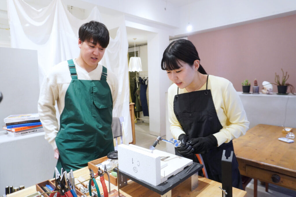 結婚指輪を自分たちで手作りする長崎のカップル