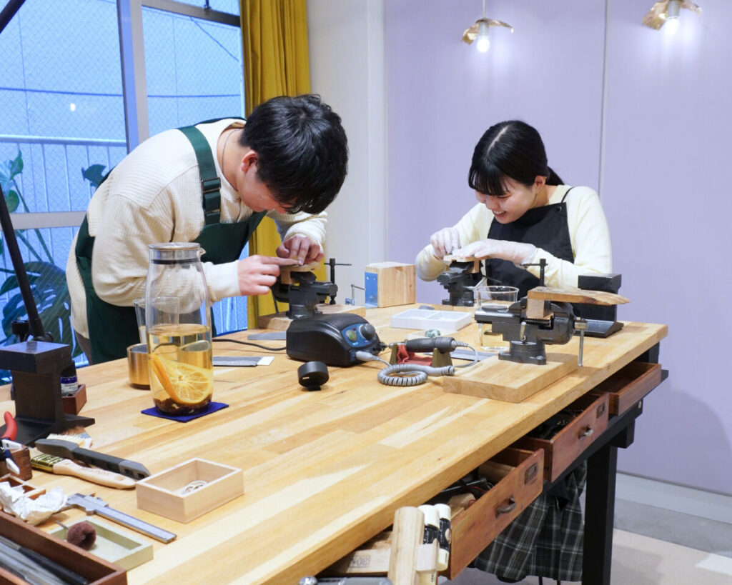 磨きの作業に夢中になっている長崎から来店の2人