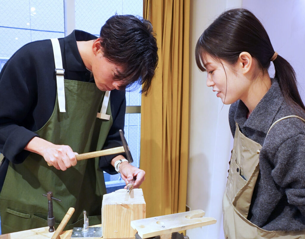 "金槌で槌目模様をつける手作り結婚指輪の仕上げ工程