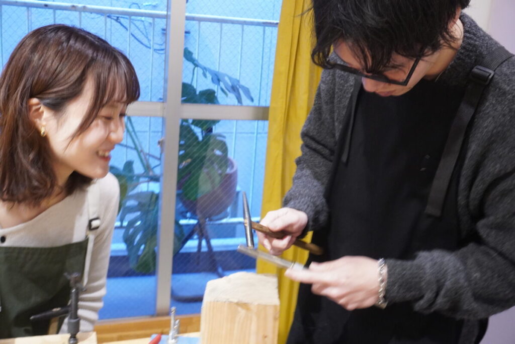 金槌で表面に模様をつけている様子