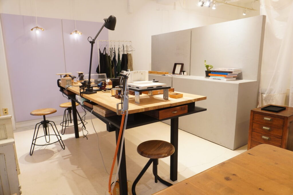 熊本から結婚指輪の手作りをしに来たカップルの作業机