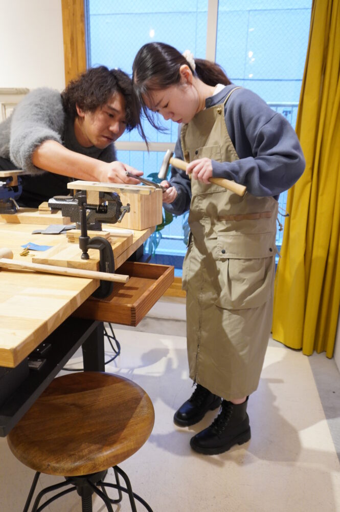 結婚指輪に木目模様をつける工程 ハンマー作業 手作り結婚指輪