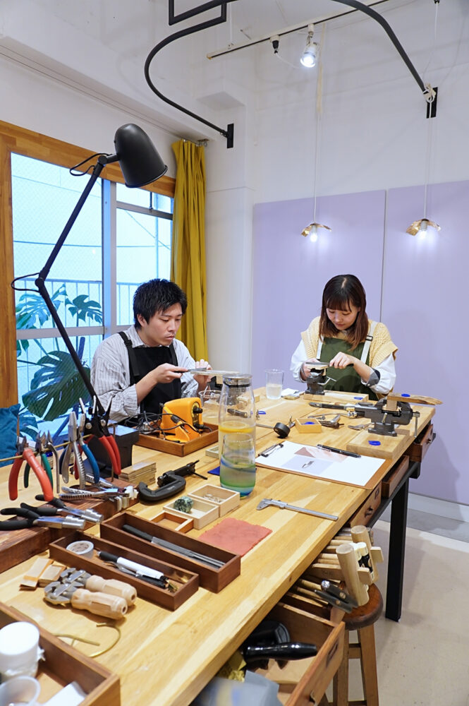 手作り結婚指輪を制作するカップルの様子 福岡デコレイトミーアトリエ