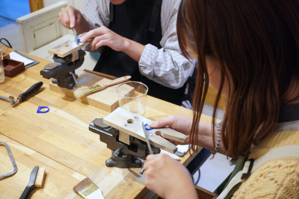 ワックス素材を削りリングのベースを作る工程 手作り結婚指輪