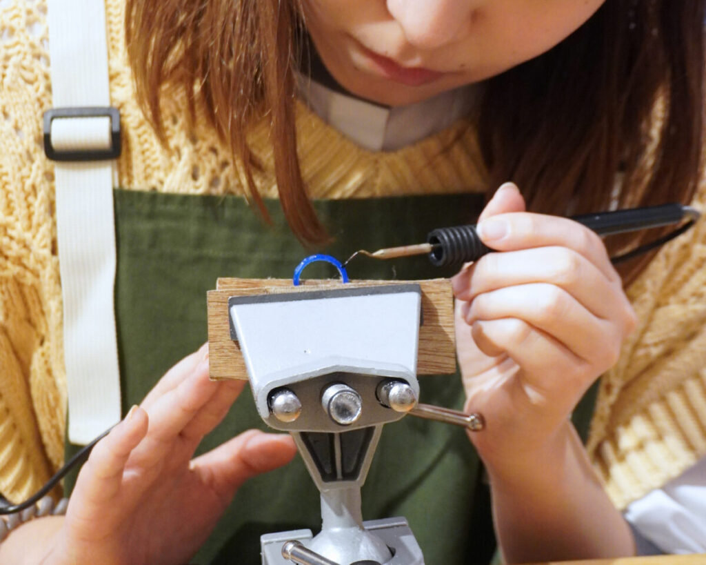 高温のワックスペンでロウを溶かして模様をつける様子