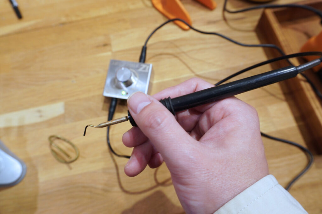 手作り結婚指輪で溶かした模様をつけるワックスペン