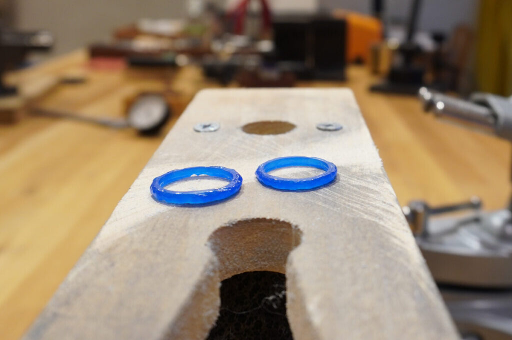 ワックスペンで作られた有機的なテクスチャーの結婚指輪デザイン