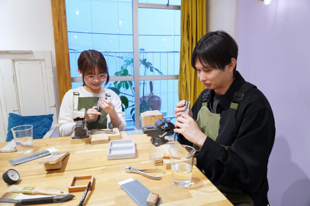 カーブデザインの結婚指輪を調整しながら制作している工程