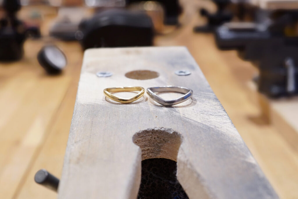 プラチナとK18イエローゴールドの手作り結婚指輪完成写真
