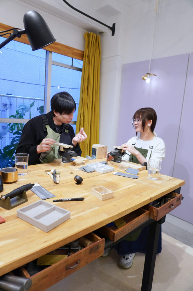 熊本から来店されたカップルの手作り結婚指輪体験の様子