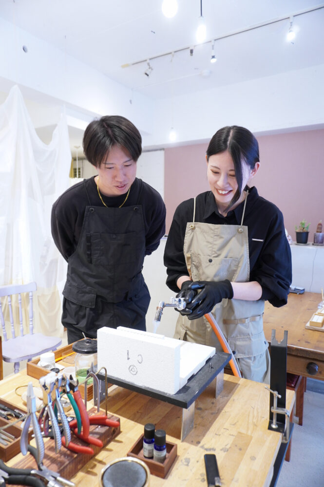 福岡で手作り結婚指輪を制作するカップル|プラチナのシンプルなストレートリング制作風景