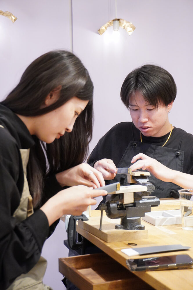 福岡の手作り結婚指輪アトリエで磨き作業を行う様子|シンプルなリングほど丁寧な仕上げが重要
