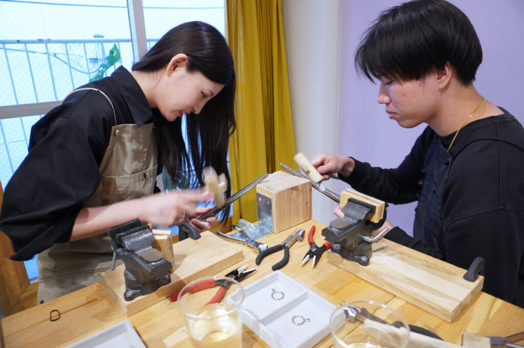 結婚指輪をテンポよく制作するカップル