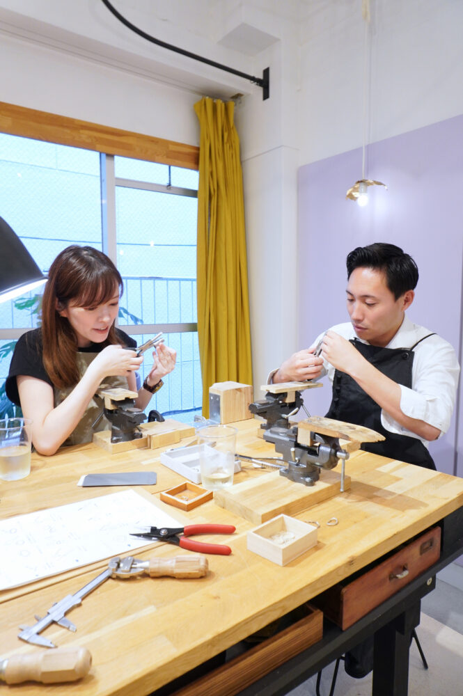 手作り結婚指輪を制作するお二人の制作風景