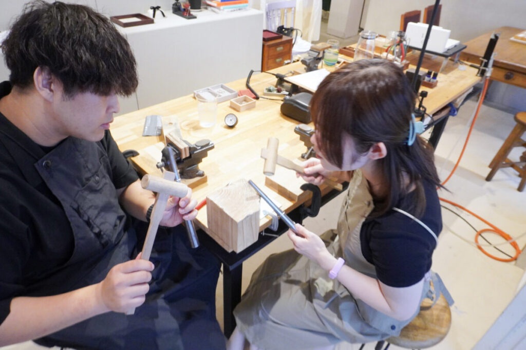 手作り結婚指輪の制作に集中するお二人