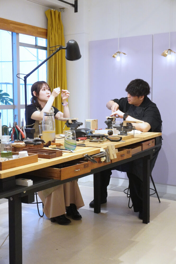 手作り結婚指輪の制作に集中するお二人