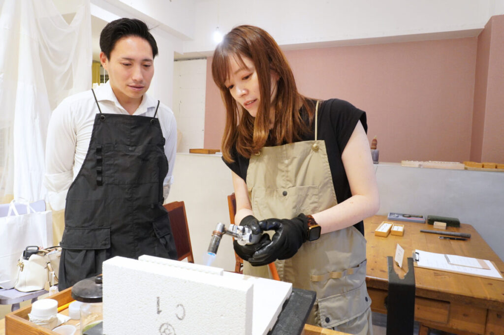 手作り結婚指輪を制作するお二人のバーナーで火を当てる作業