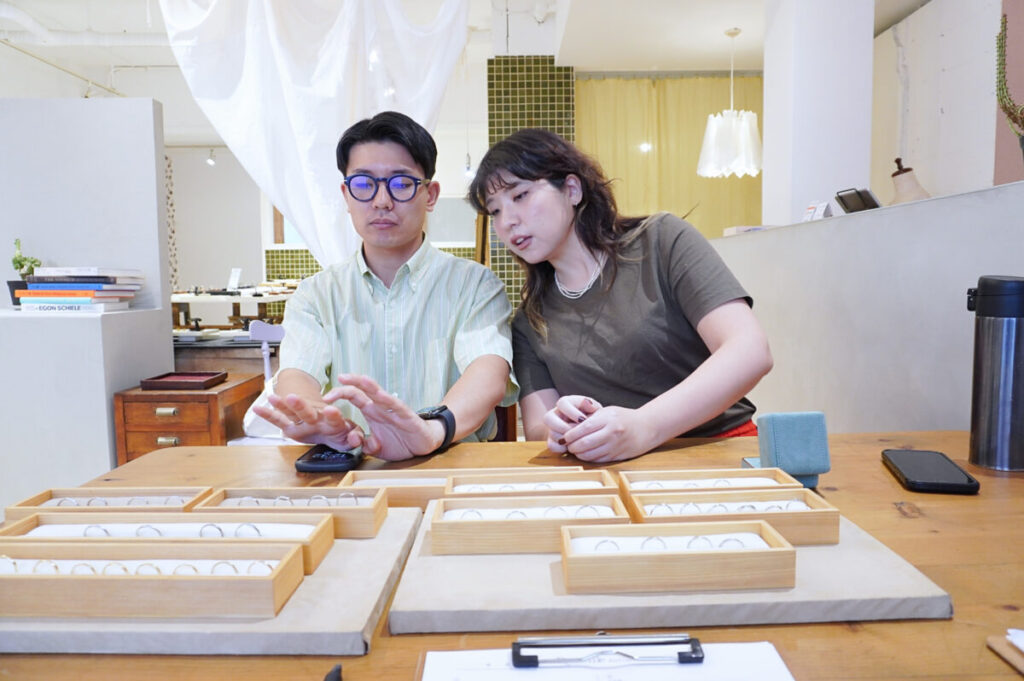 福岡で手作り結婚指輪のデザインを相談するカップル