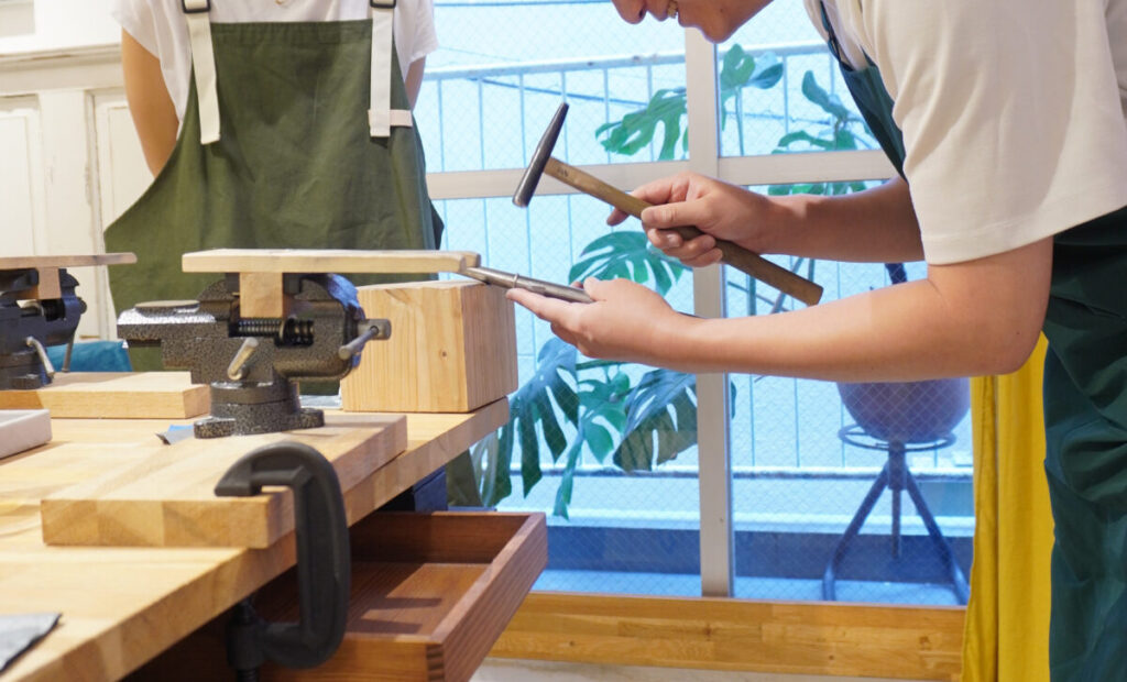 槌目仕上げの手作り結婚指輪を制作する手元の様子