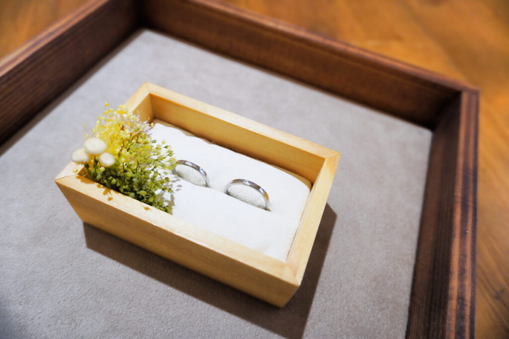 完成したプラチナの槌目デザインの手作り結婚指輪