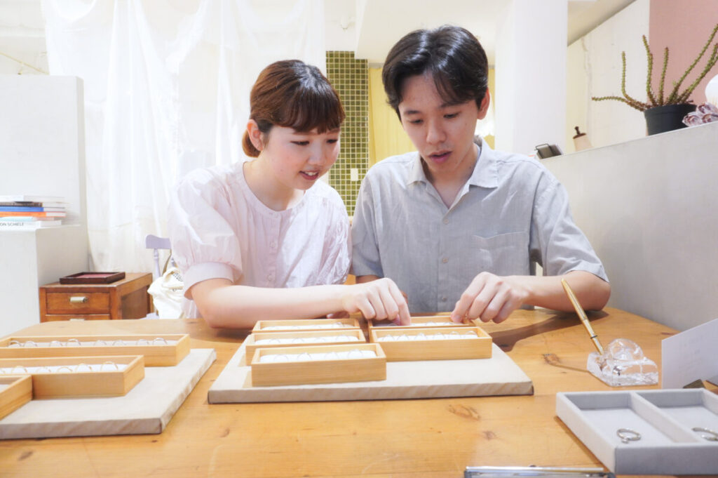 結婚指輪制作について相談しながら進めるお二人