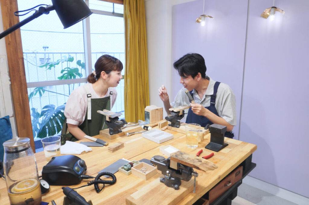 お互いに協力しながら結婚指輪を制作する様子