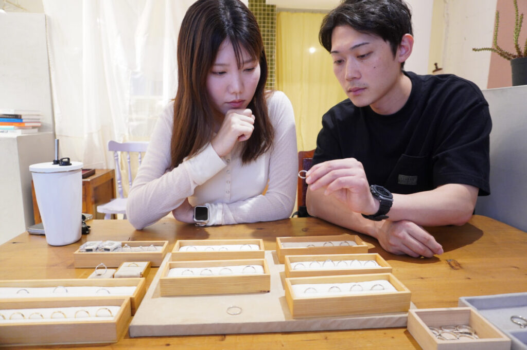 鍛造(メタルワーク)で結婚指輪を制作する佐賀県のお二人