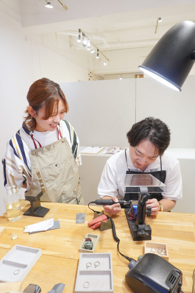 お互いの結婚指輪を制作するお二人