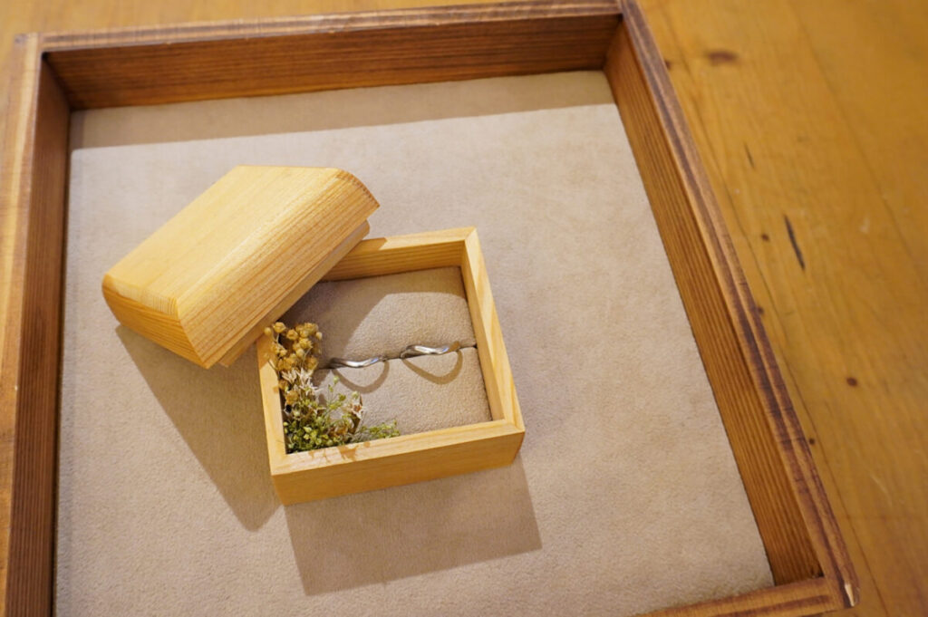 完成したグローデザインの結婚指輪