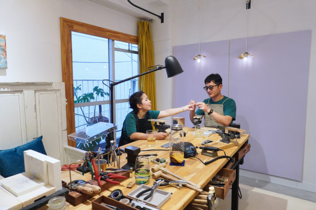 手作り結婚指輪を丁寧に磨く制作風景