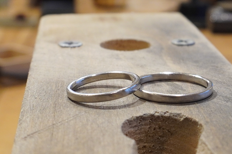 二人の手仕事の跡をそのまま残した手作り結婚指輪