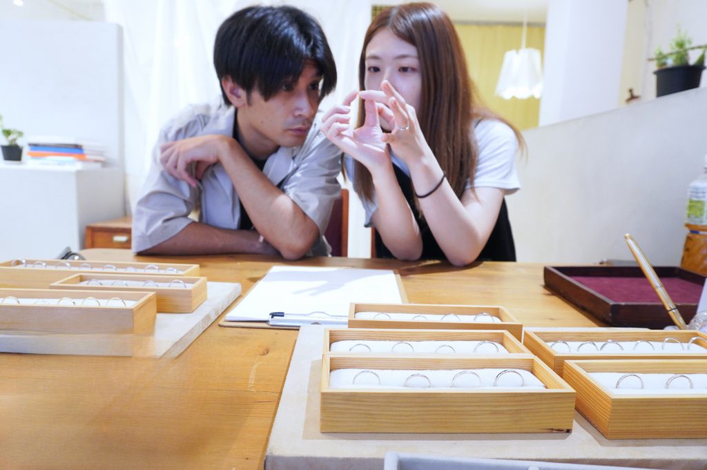 佐賀から手作り結婚指輪を作りに来店しデザインを考えるお二人