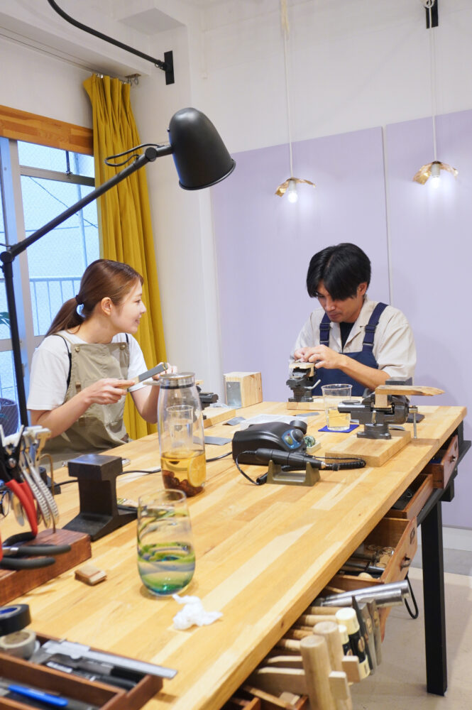 1日1組限定のアトリエで楽しみながら手作り結婚指輪を制作するお二人