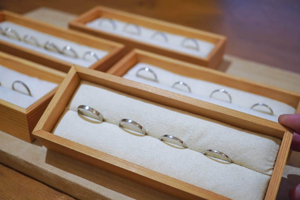 婚約指輪との重ね付けを確認しながら手作り結婚指輪を選ぶ様子