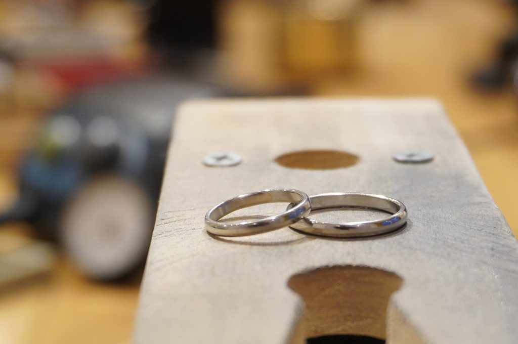 二人で丁寧に磨き上げた鏡面仕上げのプラチナ結婚指輪