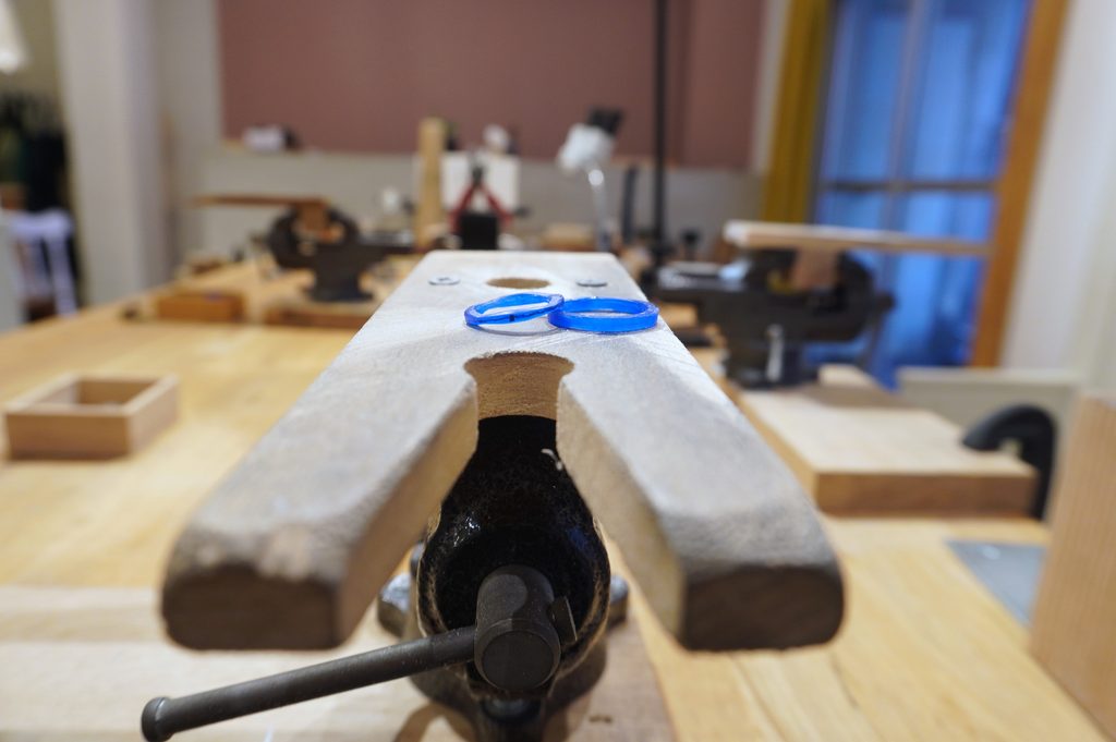 ウェーブデザインと木目模様をそれぞれ手作りした結婚指輪のワックス原型