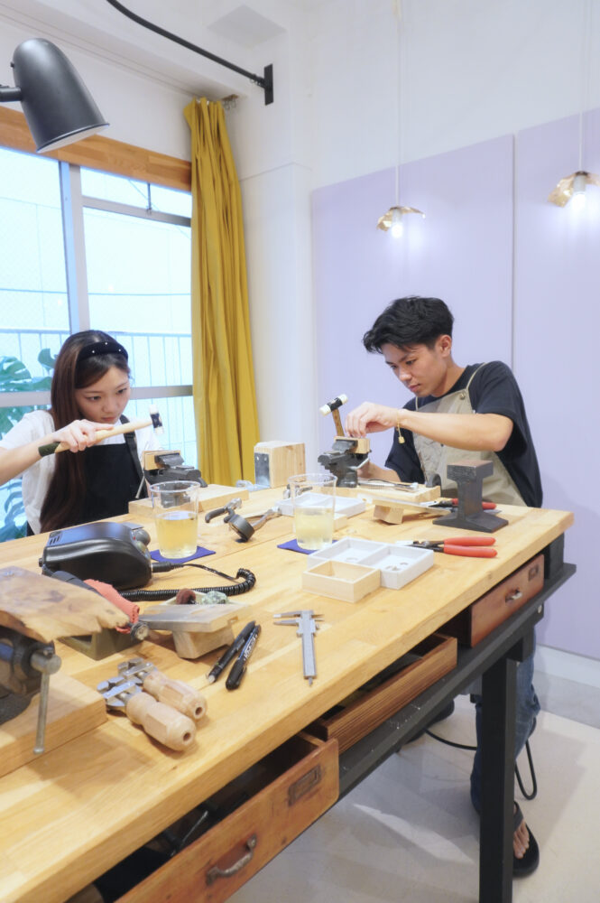 ALT：それぞれ違うデザインの婚約リングを手作りするお二人