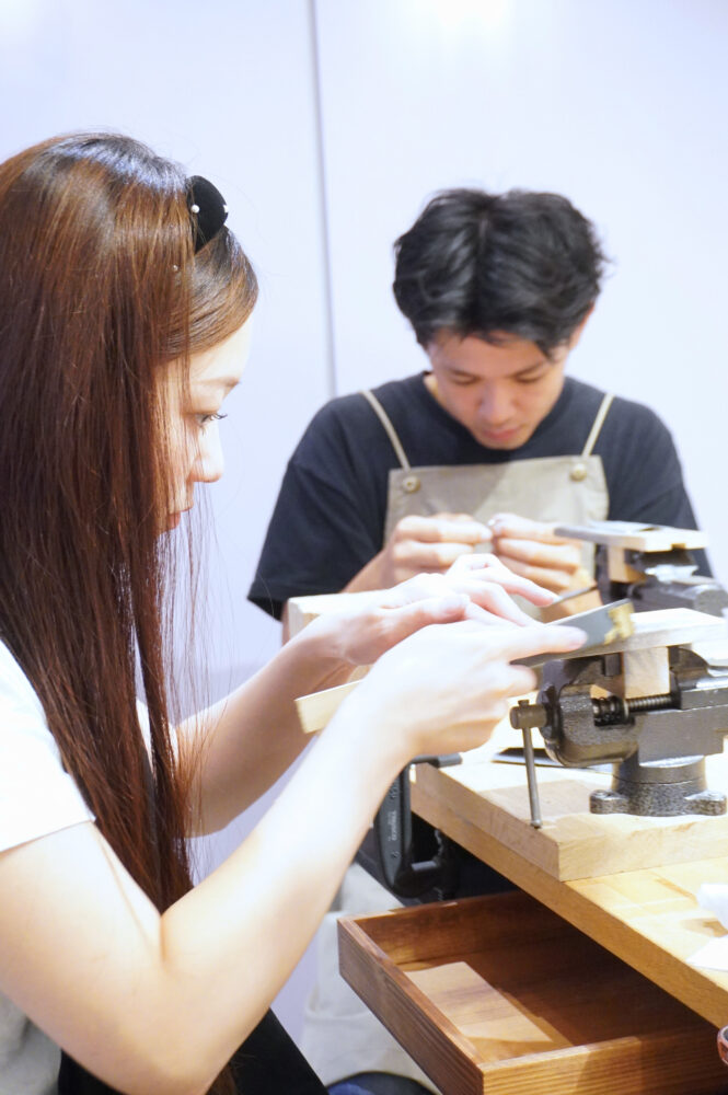 お互いのリングを交換して磨き仕上げをする手作りリング制作